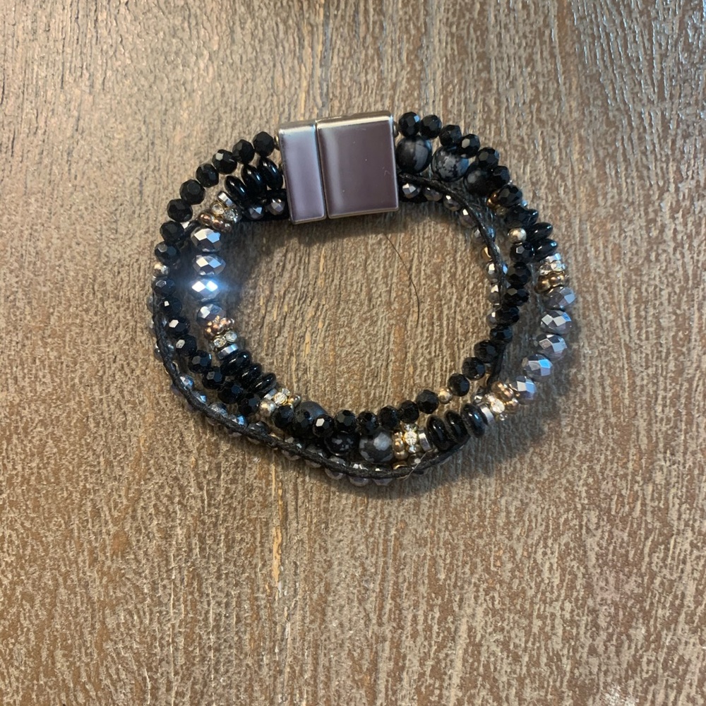 Black / gold beaded bracelet w/ magnetic closure